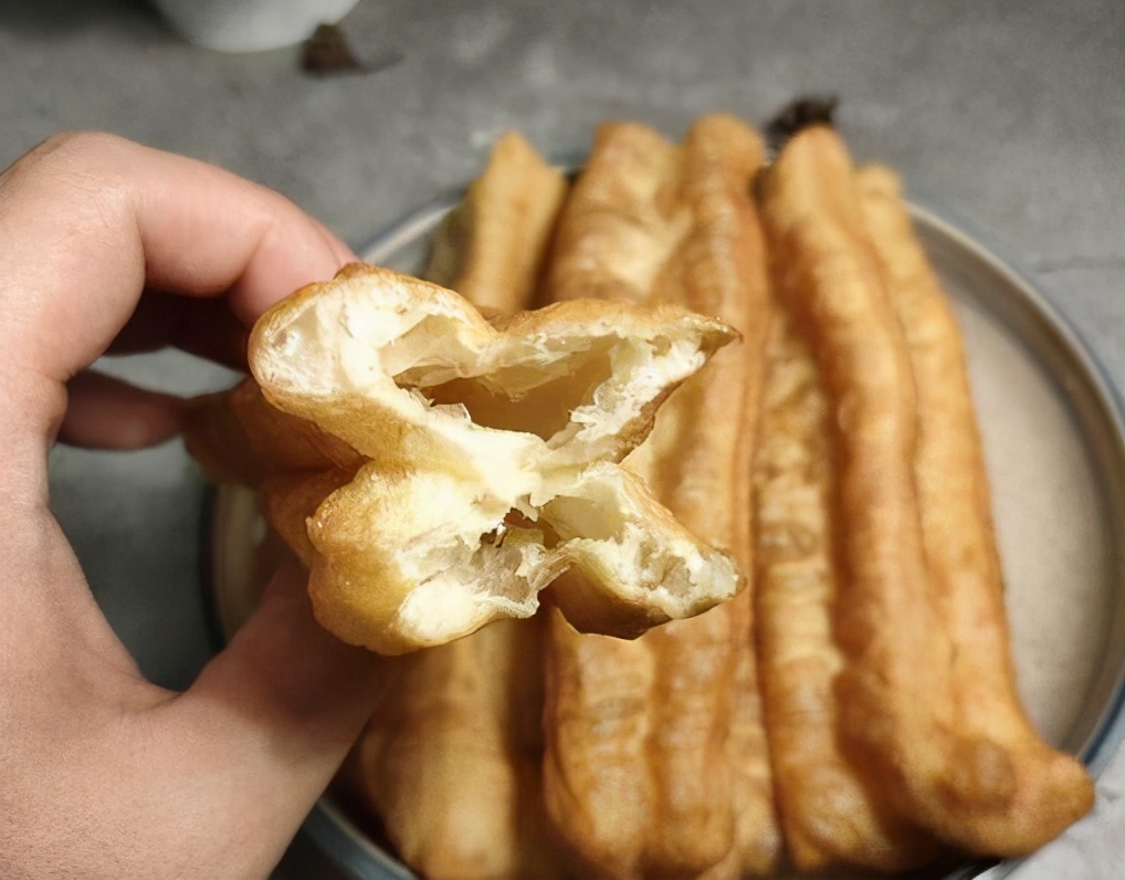 酥脆油条的做法和配方的全过程,家庭版油条做法和配方的全过程