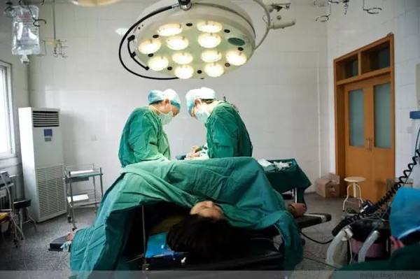 孕妇散步婴儿突然出生,孕妇走在大街上孩子突然掉出来了