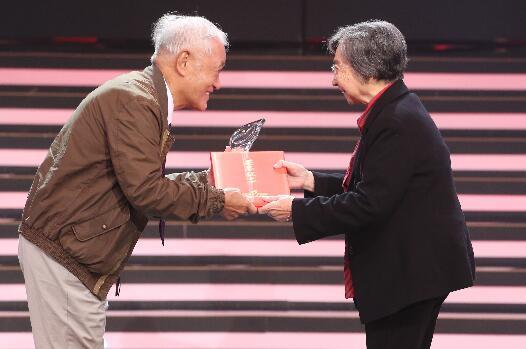 牛犇老师真的是宝藏大爷了！从影70年，人狠话不多，满满正能量！