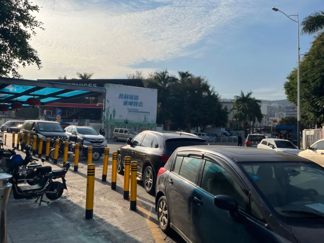 交警严查校园周边交通,车辆占据人行道几个月不动了