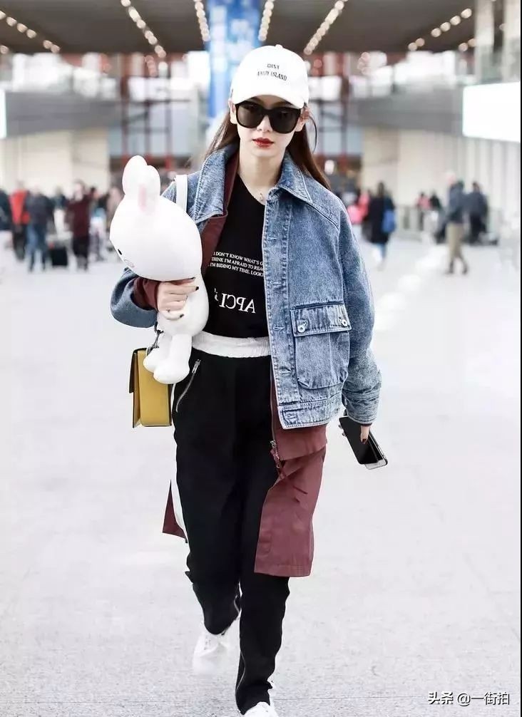 戚薇放大招了,竟穿了羽绒服和睡衣现身机场,混搭界的扛把子啊!