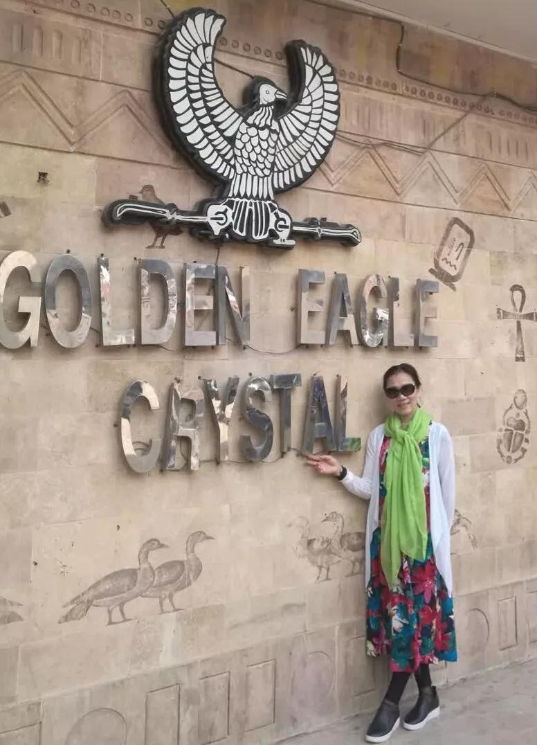 大妈旅游照专用动作,中国大妈外出旅游标准动作