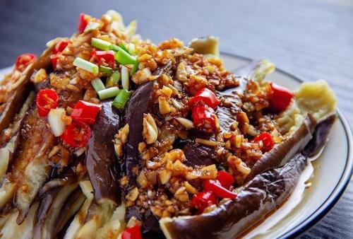 蒸茄子先蒸后炒,蒸茄子整个蒸还是撕开