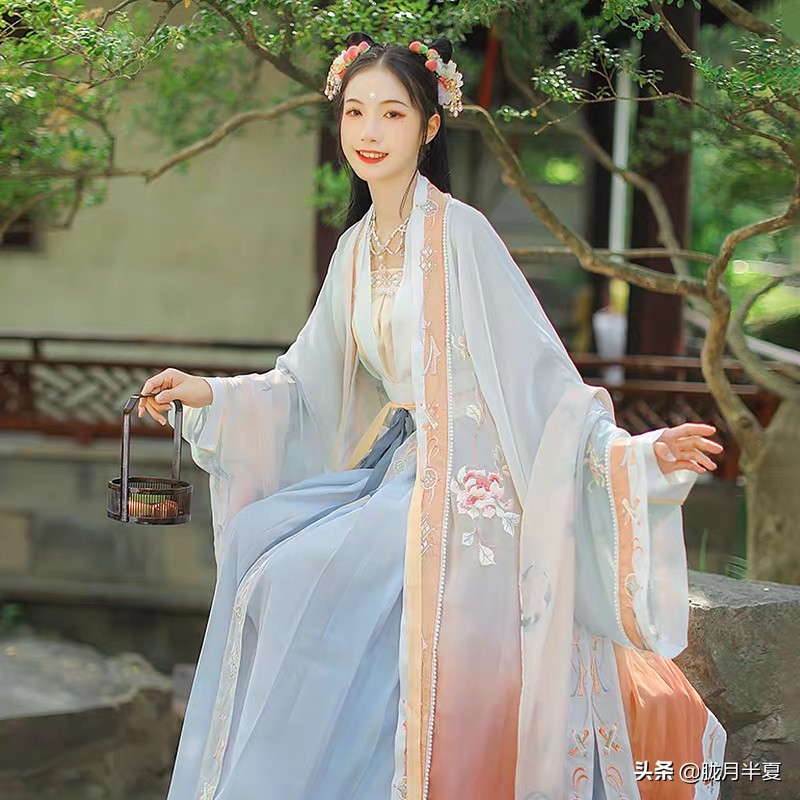 大唐不夜城汉尚华莲汉服体验馆,重回汉唐和汉尚华莲的汉服哪家好