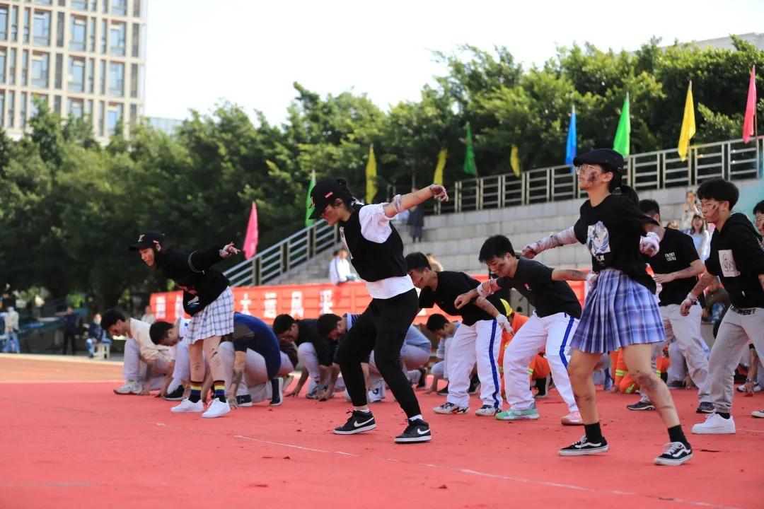 机器人在技能大赛上尬舞,世界机器人舞冠军挑战赛