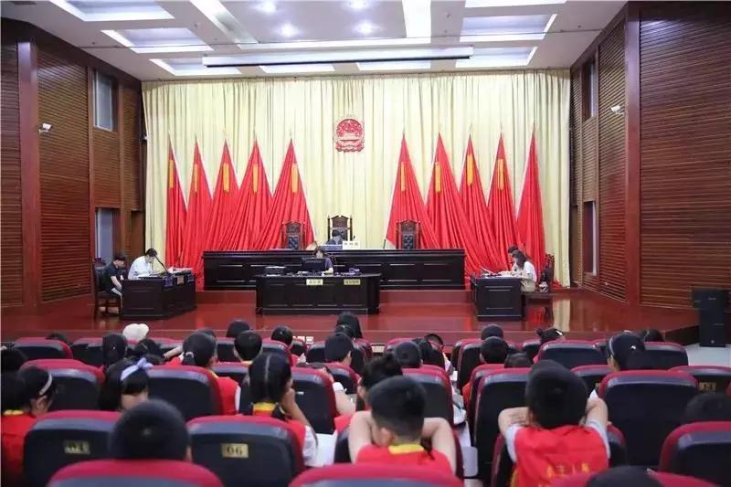 “零距离”体验！青岛小主人报记者团走进黄岛法院