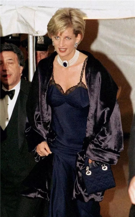 包包选择搭配,秋冬包包怎么挑选好看