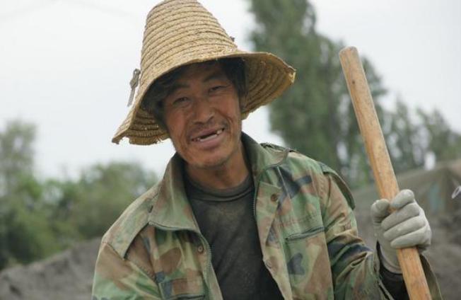 五一前拿到血汗钱,251名工人喜笑颜开,一起呵护最可爱的人