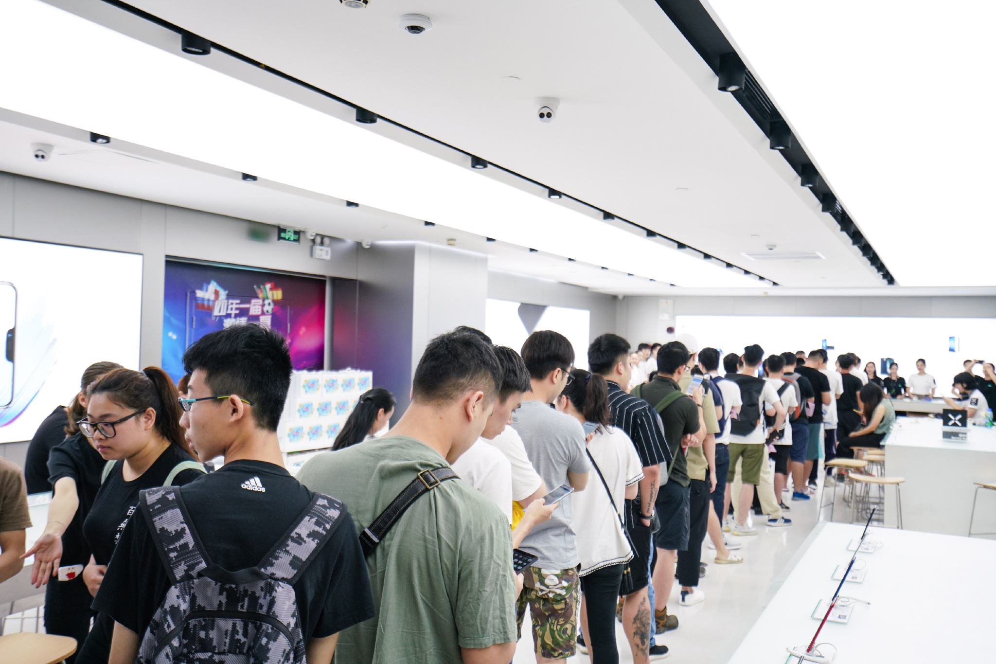 现在opporeno十倍变焦还值得买么,opporeno10倍变焦版是高端手机吗