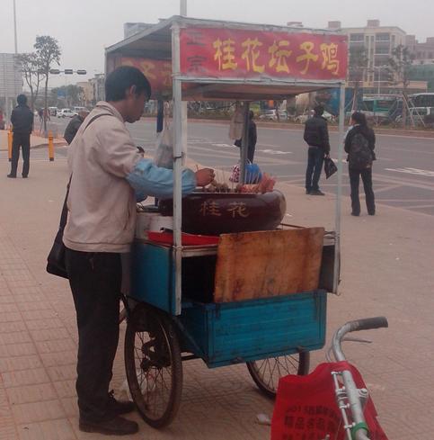 想摆摊卖小吃需要准备什么,想摆摊卖面需要什么设备