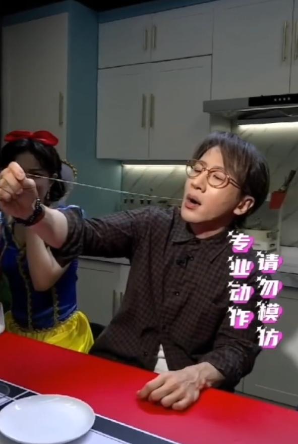 吞针引线魔术刘谦,刘谦吞针穿线魔术揭秘