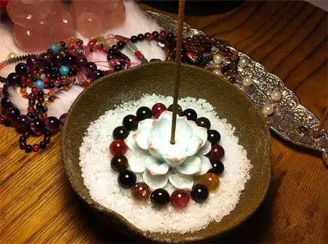 珠宝一般消磁用的是什么容器,珠宝里的消磁石有什么作用