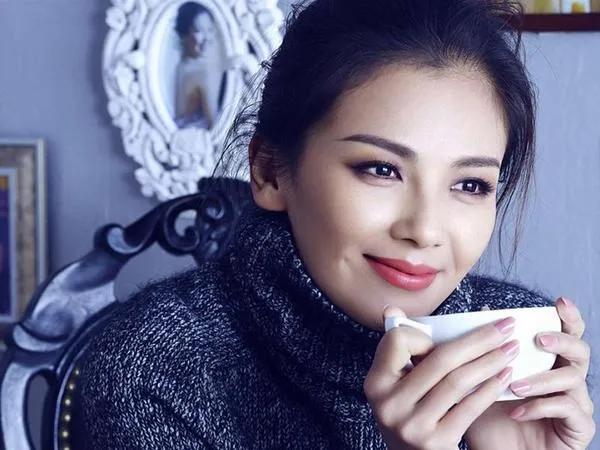 王珂：百亿富豪闪婚女明星，三年后遭遇破产，媳妇成“国民贤妻”