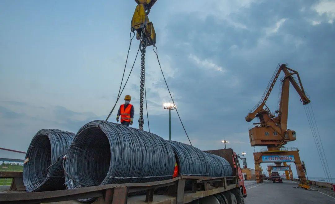 奖励员工16辆宝马,奖励员工70辆奔驰车的视频