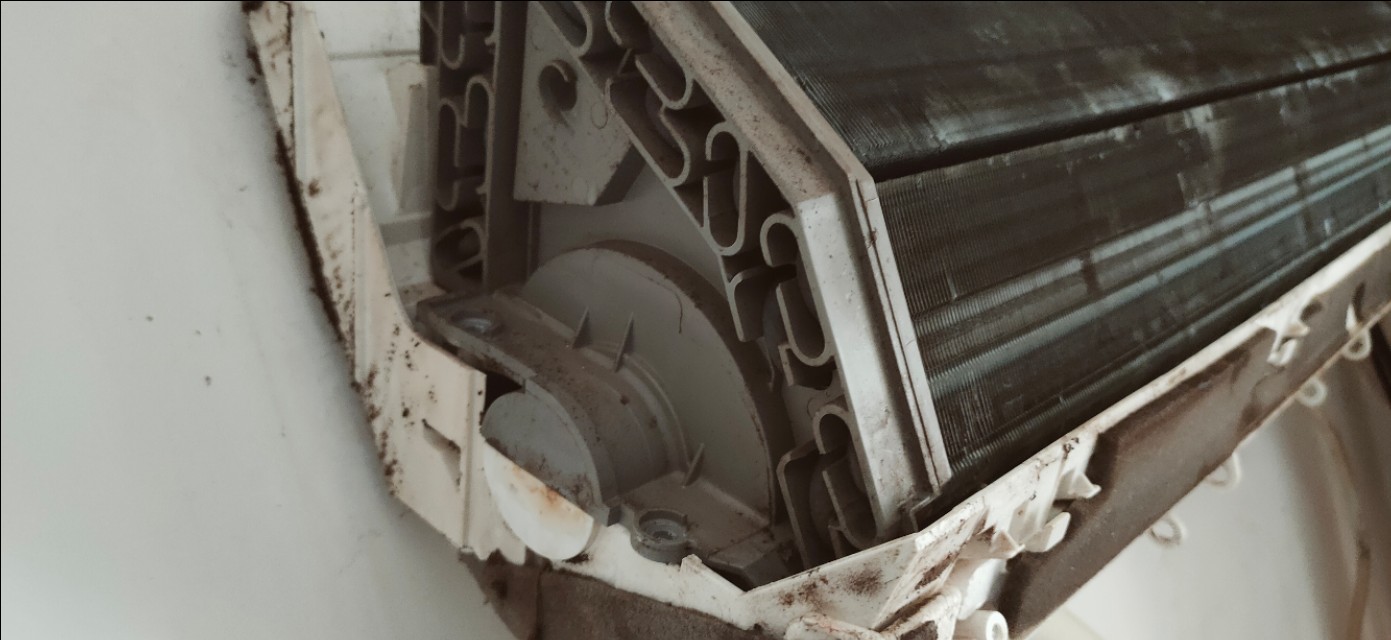 空调左边漏水调整位置后右边漏水,空调漏水外机漏水怎么回事