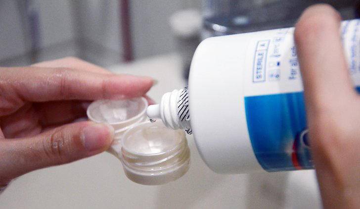 职场女无框眼镜,女白领上班时找隐形眼镜