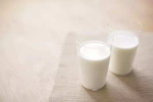 变质牛奶喝了怎么办,过期的豆浆和牛奶能浇花吗