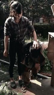 “兄弟睡觉压得胳膊都变色了，要不要叫醒他？”醒来一定很酸爽