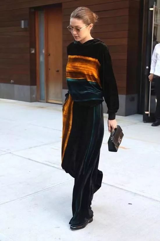 丝绒打底秋冬高级感 (今年秋冬丝绒要火高级又显气质)