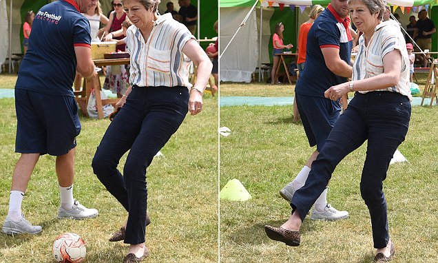 英国首相梅姨说足球,英国首相约克逊踢足球