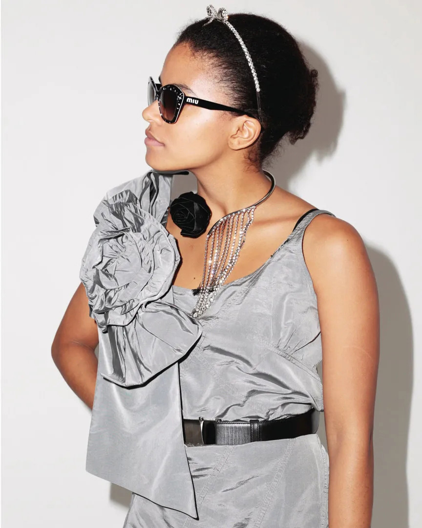 女生头上有东西,女生头上小饰品