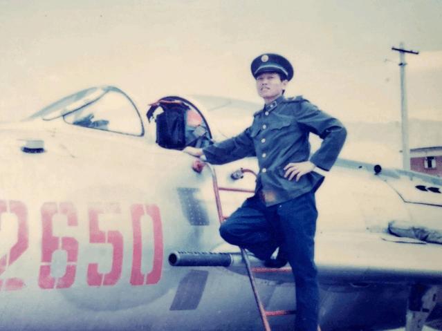 军人本色黑鸭子演唱,军人本色原唱王莉汤非