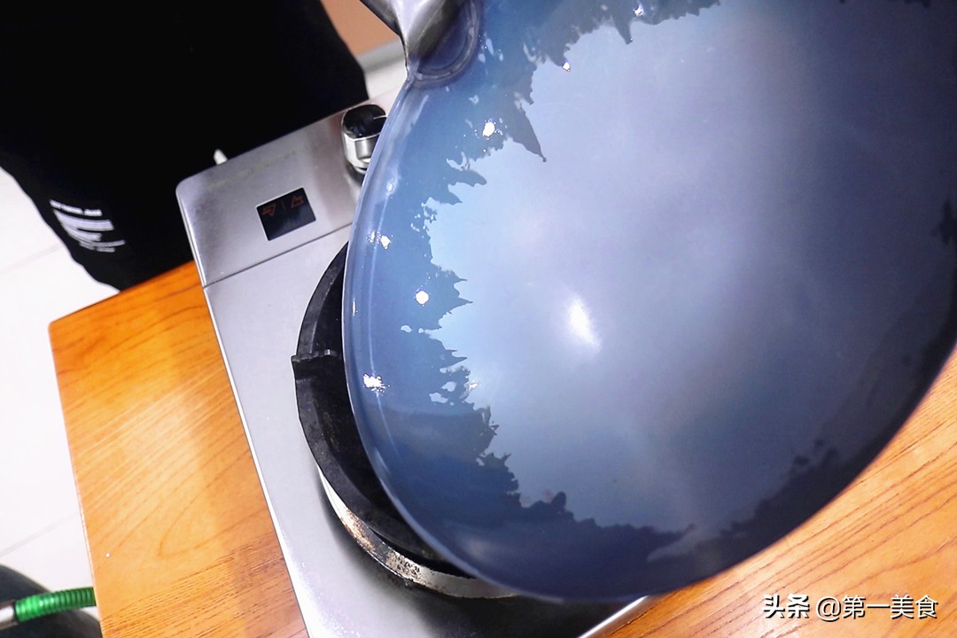 新铁锅开锅用不用擦锅底,新铁锅开锅别直接用火烧