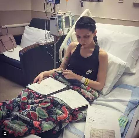 全身瘫痪，经历10次手术后康复，她就这样一步一步实现了医生梦