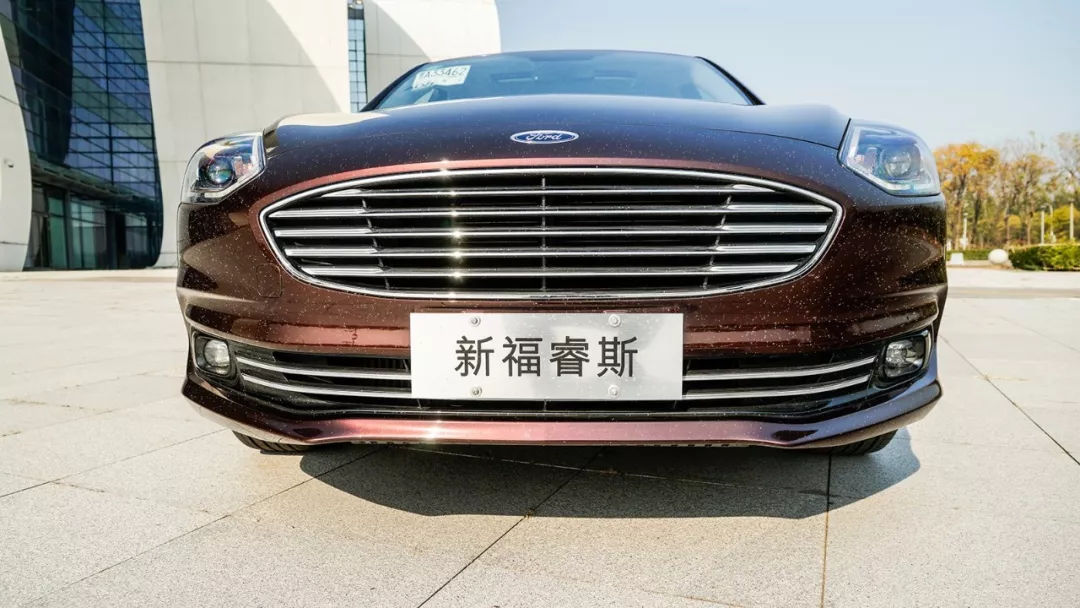 福特新款福睿斯实拍曝光颜值提升,长安福特福睿斯性能测试
