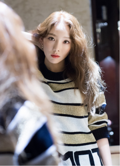 金泰妍白t牛仔裤,金泰妍背带裤