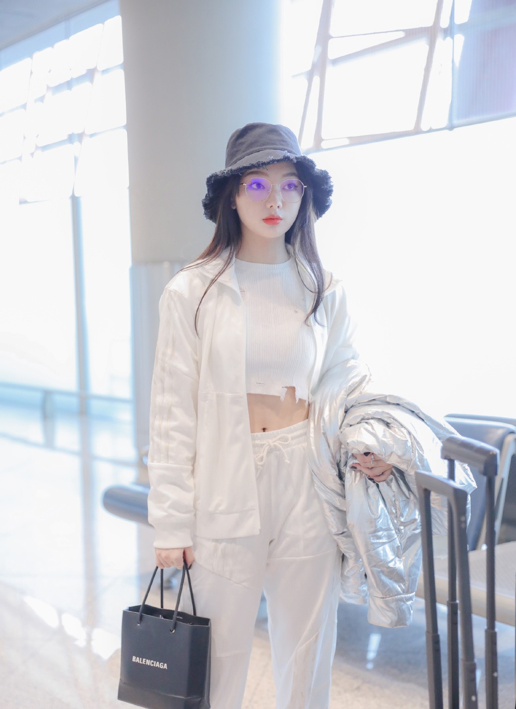 李紫婷真是会穿，白色运动服内搭露脐针织衫，秀小蛮腰抢镜十足