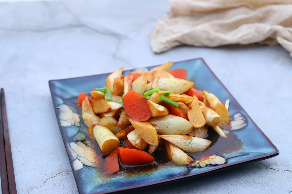 茭白里小黑点怎么吃,茭白有小黑点的家常做法