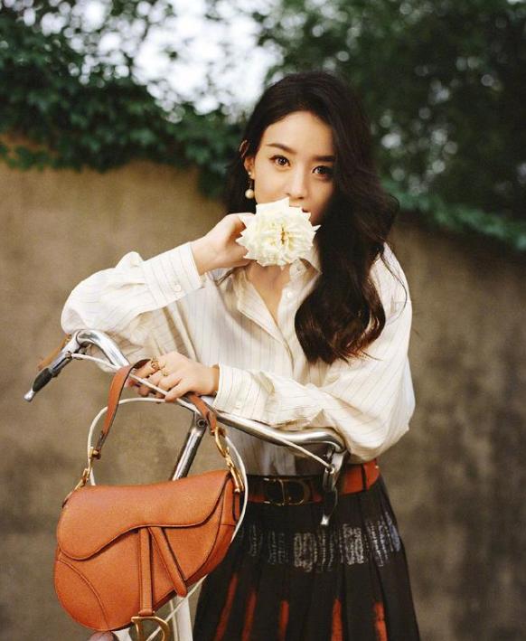 中年女性穿减龄时尚衬衫,中年女人穿这三件更优雅贵气