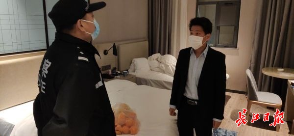 小伙去接女友,接女友下错车滞留