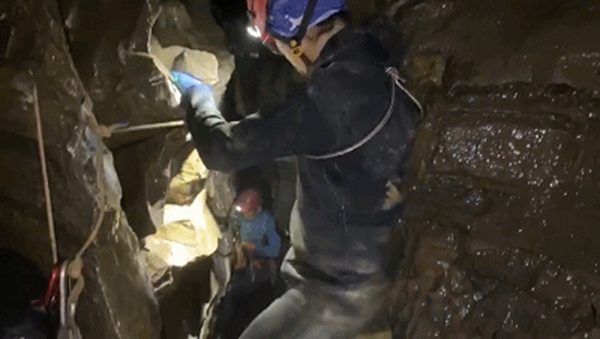 16岁留美高中生回国科考，变身“老鼠人”下悬崖探8000米洞穴