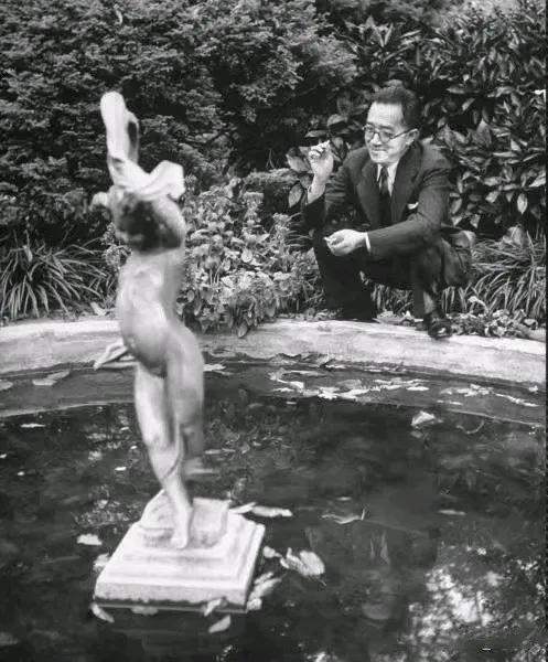 21张罕见的历史老照片：1931年在英国街头香烟贩卖机，投一币一支