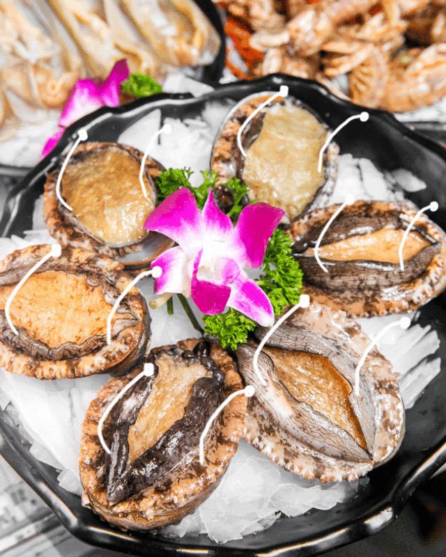 魔都惊现「2层楼小香港」,卖“蹦迪海鲜”!花胶鸡、6头鲍免费送