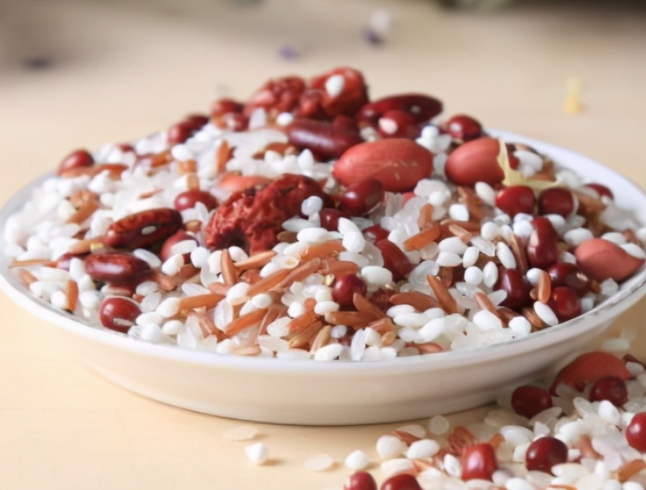 坚持吃五谷粥祛湿养胃,清除湿热的五谷杂粮粥