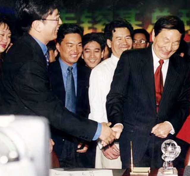 2001年，*镕基朱**告别清华演讲：做事不要落身后骂名