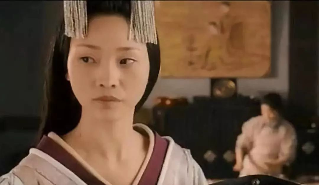 曾自嘲“借胸上位”，39岁的她终于等到了这部爆款《受益人》