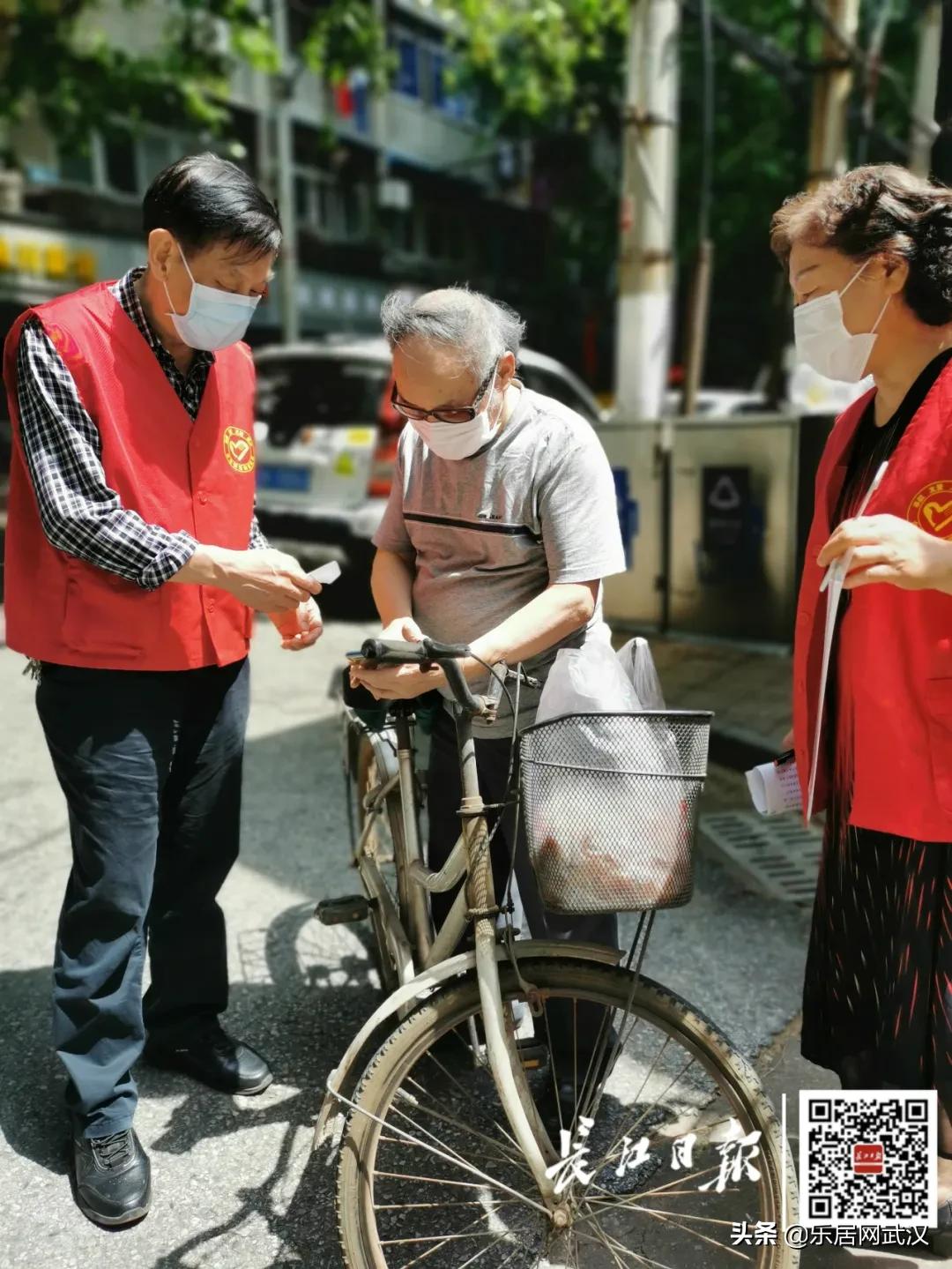 志愿者复工上班了,“接棒”守护小区的他们用这招让居民更安心