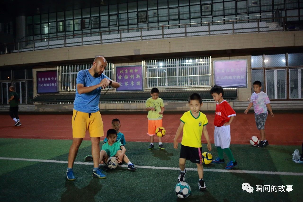 晚上的少年足球训练（一）