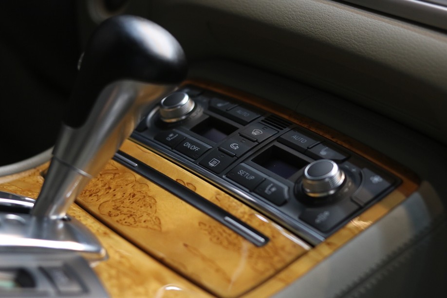 怪兽修车：修复一辆09年西装暴徒奥迪S8，当年售价200多万