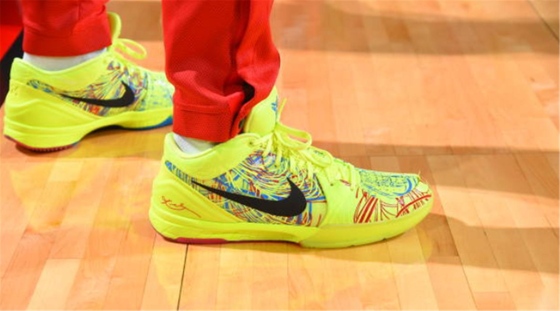 nba季前赛球员上脚鞋款一览12月,勇士队乌布雷上脚的鞋