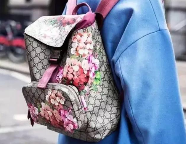 女孩背书包被欺负,女孩背书包被同学欺负