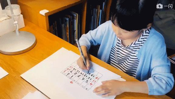 租下城郊200㎡小院,和陌生人一起生活5年:唱歌、染布、盖树屋