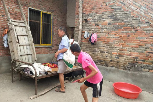 带上爱，再出发！邓州义工雷锋营连续六年帮扶的小张燕考上二高了