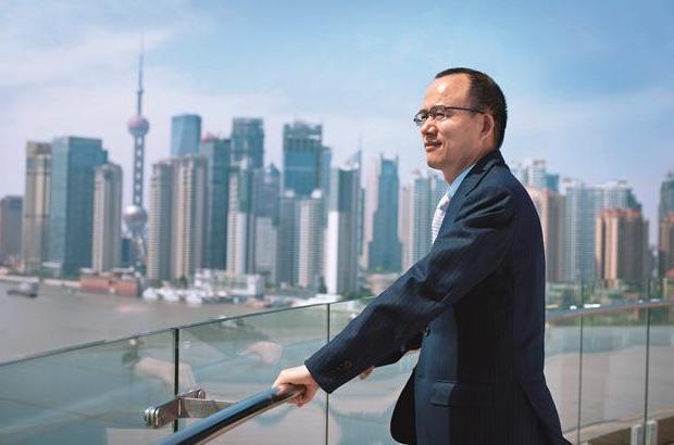 穷小子3万元创业,现在身价超400亿,成为上海首富,却离婚另娶