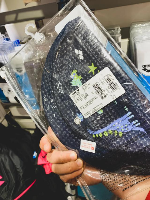 带娃游泳必须戴泳镜吗,儿童学游泳适合戴大框泳镜吗