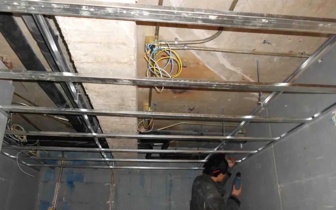 全轻钢龙骨吊顶施工工艺教程,轻钢龙骨隔墙施工工艺流程视频